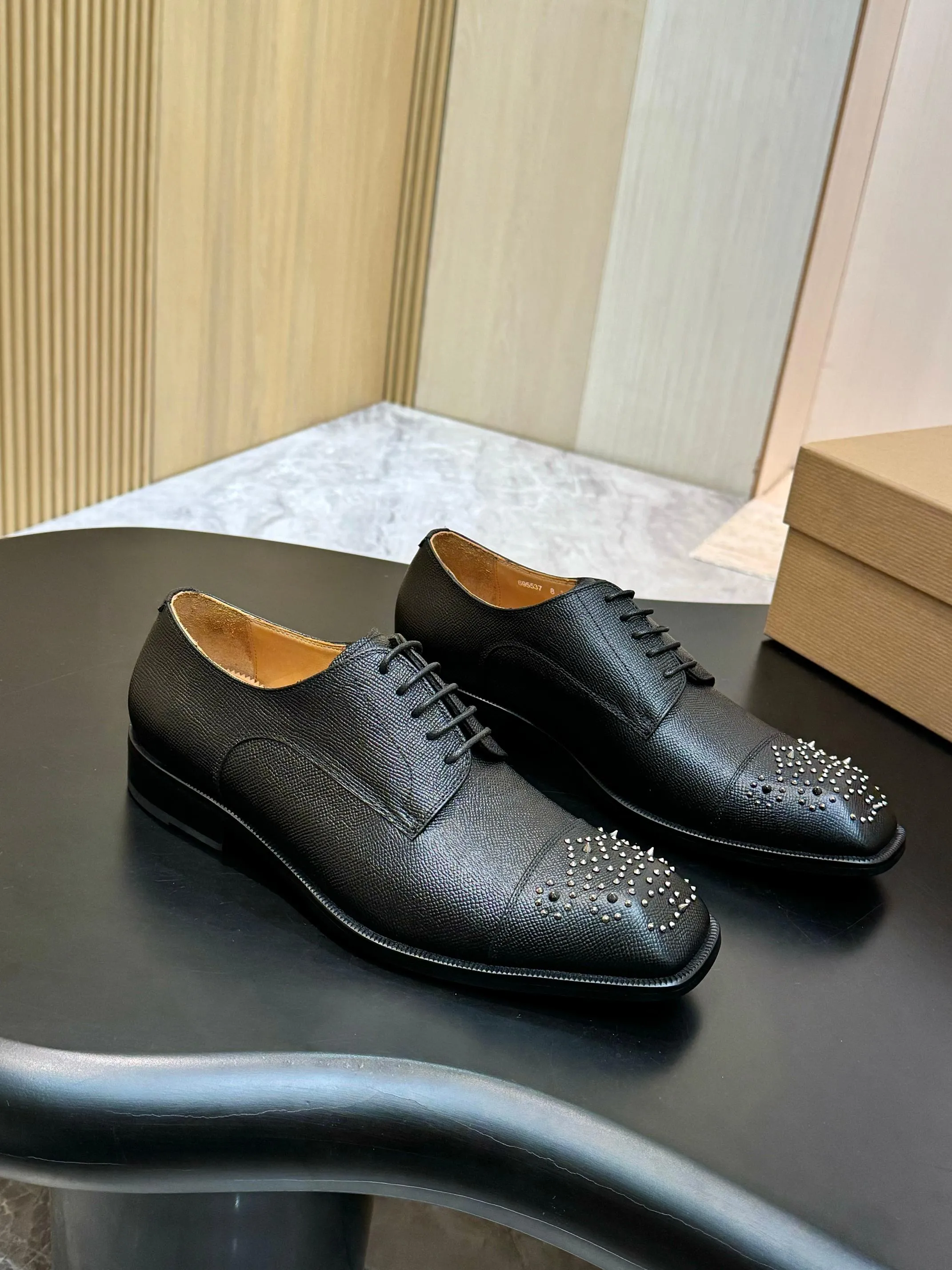 [CL red sole shoes] Top P: 1020💰 Size 39-44 (⚠️38.45.46.47 custom-made, non-returnable and non-exchangeable) 🆑High-end men's business formal leather shoes, original authentic top quality goods ••✅💯 Top original order purchasing agent! Original imported patterned cowhide ➕Imported cowhide lining ➕Cowhide feet ➕Original leather outsole~🉑️Feel free to compare the authentic ones!